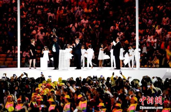 当地时间8月5日晚8时，2016里约奥运会开幕式在里约热内卢马拉卡纳体育场举行。图为国际奥委会主席巴赫(中)等讲话。<a target='_blank' href='http://www.chinanews.com/' ><p align=