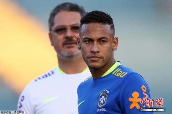 当地时间7月29日，巴西戈亚尼亚，巴西男足国奥队为备战与日本的友谊赛进行训练，内马尔现身球场。