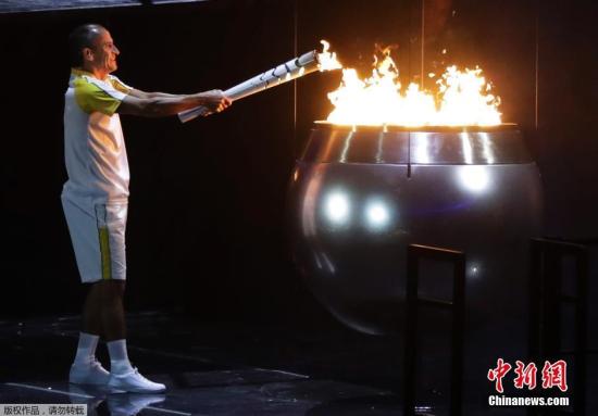 当地时间8月5日晚8时，2016里约奥运会开幕式在里约热内卢马拉卡纳体育场举行，德利马点燃奥运圣火。 巴西马拉松运动员徳&middot;利马第一次参加奥运会是2000年的悉尼奥运会，他曾经赢得过1999年到2003年之间泛美运动会的马拉松金牌。在2004年雅典奥运会上，德&middot;利马一路领跑，但距离最后的终点仅仅五公里处遭遇观众袭击，导致他失去了原有的节奏，最终只拿到铜牌。