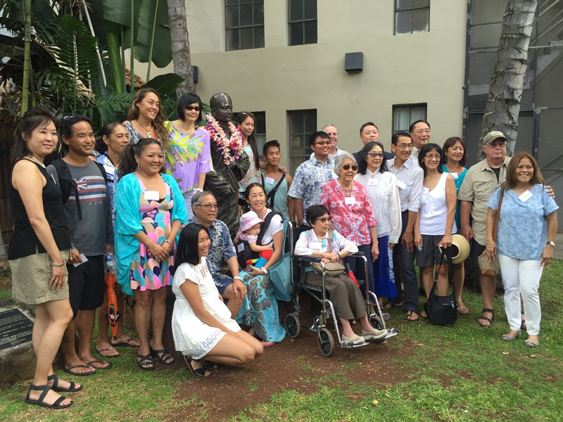 8月5日，孙中山亲属后裔在其檀香山市铜像前合影。廖政军摄