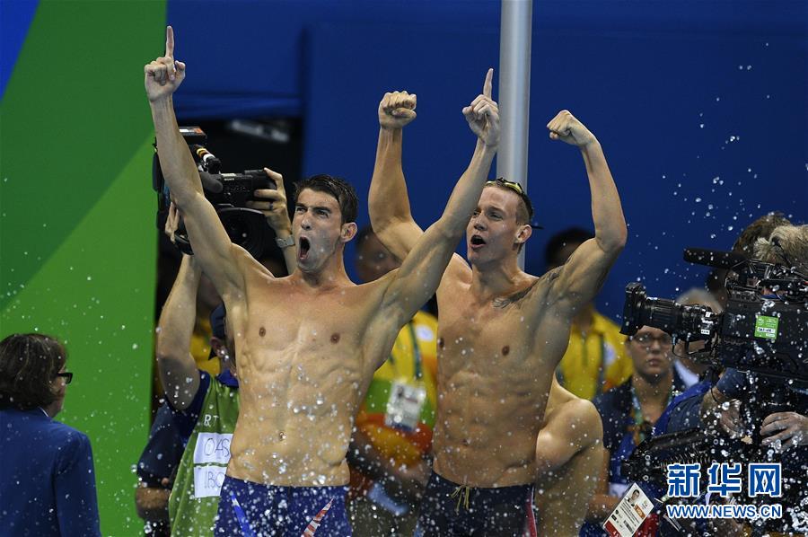 8月7日，美国队选手菲尔普斯（左）赛后与队友庆祝夺冠。