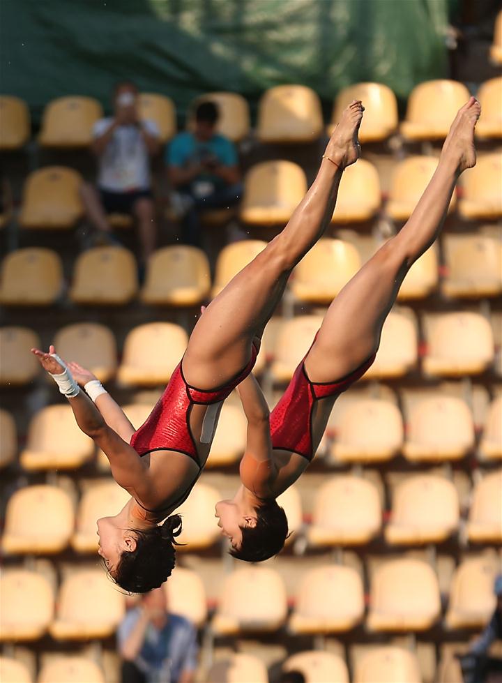 中国选手陈若琳（左）刘蕙瑕在决赛中。