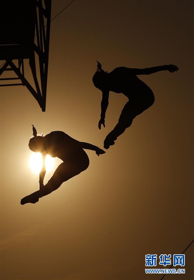 （里约奥运会&middot;多棱镜）（3）跳水&mdash;&mdash;女子双人十米台：双影舞夕阳
