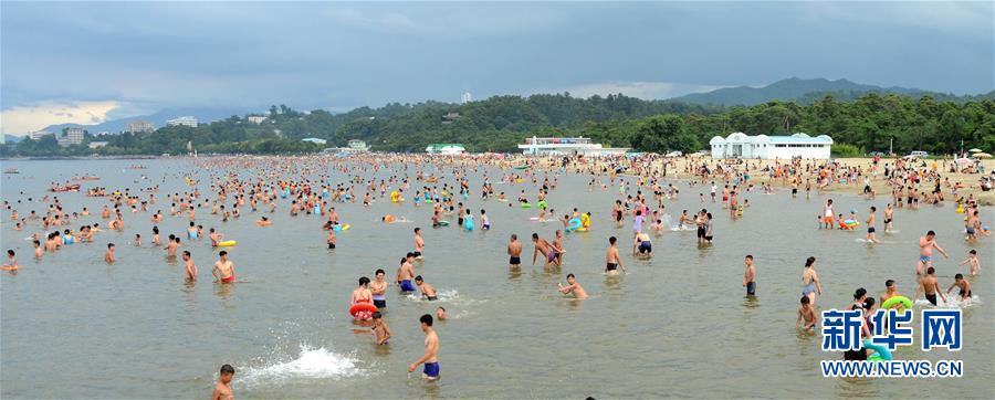 （国际）（1）朝鲜民众在松涛园海滨浴场消夏