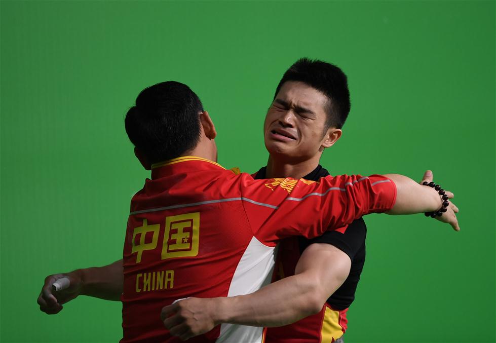 石智勇（前）在赛后和教练拥抱。 