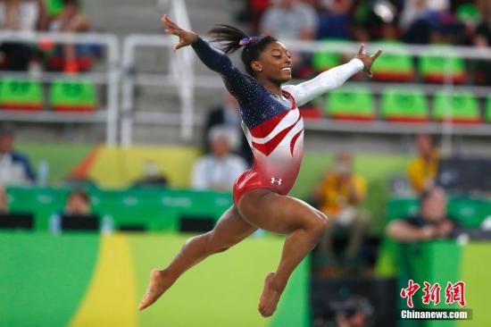 当地时间8月9日，在里约奥运会体操女子团体决赛中，美国队以总成绩184.897分夺冠。图为西蒙&middot;拜尔斯(Simone Biles)在自由操项目中。<a target='_blank' href='http://www.chinanews.com/' ><p align=