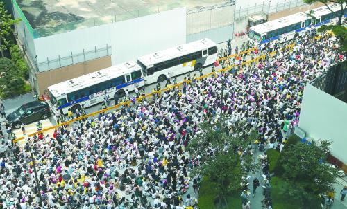 10 日，两千余名韩国抗议者在日本大使馆前举行集会，要求日本政府为强征慰安妇罪行真诚道歉。