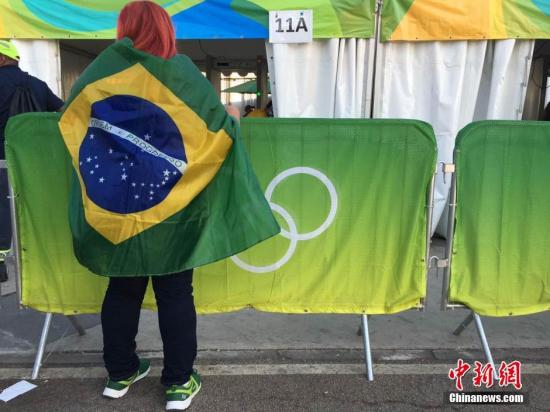 当地时间8月5日，2016里约奥运会开幕式将在里约热内卢的马拉卡纳体育场举行。图为身披巴西国旗的观众。<a target='_blank' href='http://www.chinanews.com/' ><p align=
