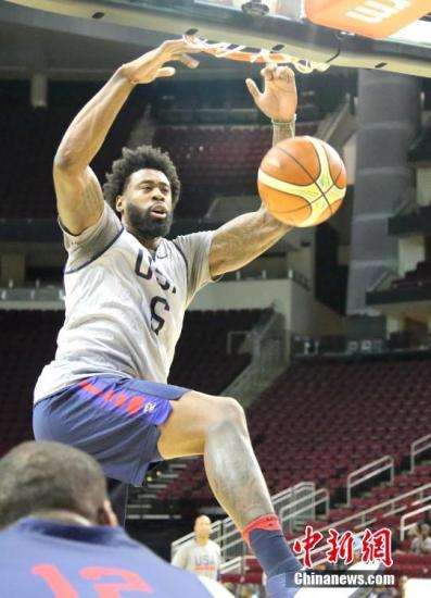 当地时间7月31日，被称为&ldquo;梦之队&rdquo;的美国男子篮球队在休斯敦集训，备战6天之后开战的2016年里约奥运会男篮比赛，这是美国男篮奥运开赛前的最后一站集中训练。图为从休斯敦走出的NBA明星球员小乔丹在训练中灌篮。 <a target='_blank' href='http://www.chinanews.com/'><p align=