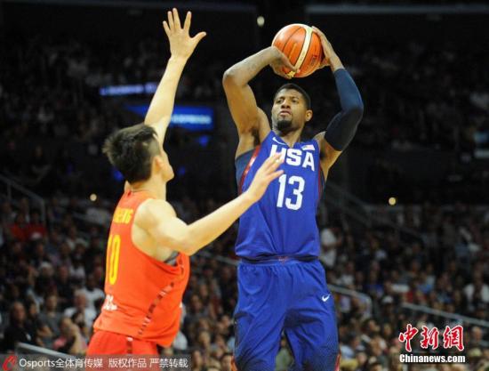 2016年7月25日，中美男篮热身首战在洛杉矶斯台普斯球馆结束，中国男篮57-106不敌美国男篮梦之队。赵继伟表现不俗得到14分，易建联得到18分7篮板。图为中国队周鹏防守美国队保罗乔治。 图片来源：Osports全体育图片社