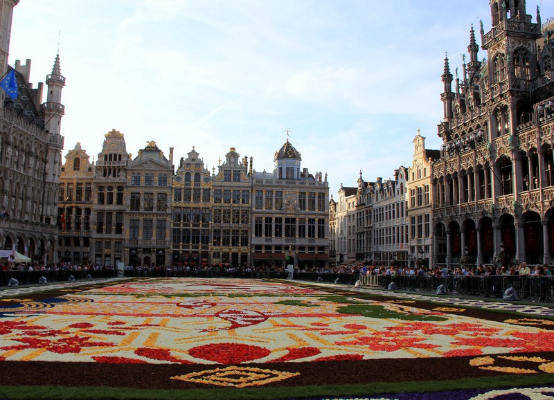 2 布鲁塞尔的&ldquo;鲜花地毯&rdquo;被誉为世界上最大的人造&ldquo;鲜花地毯&rdquo;，已成为布鲁塞尔一张最美丽的名片。记者任彦摄