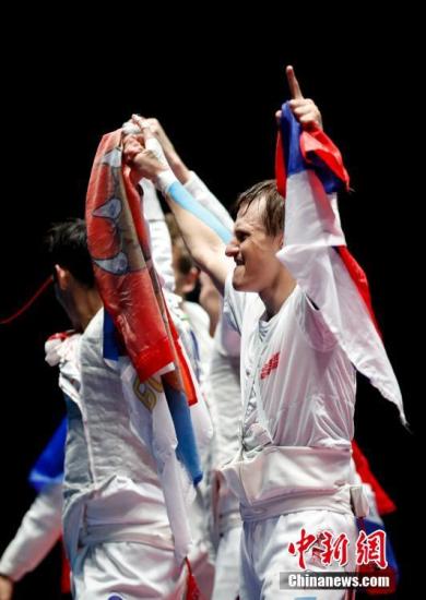 当地时间8月12日，里约奥运会击剑男子花剑团体赛里，俄罗斯队在金牌大战里45-41击败法国，夺取金牌。<a target='_blank' href='http://www.chinanews.com/' ><p align=