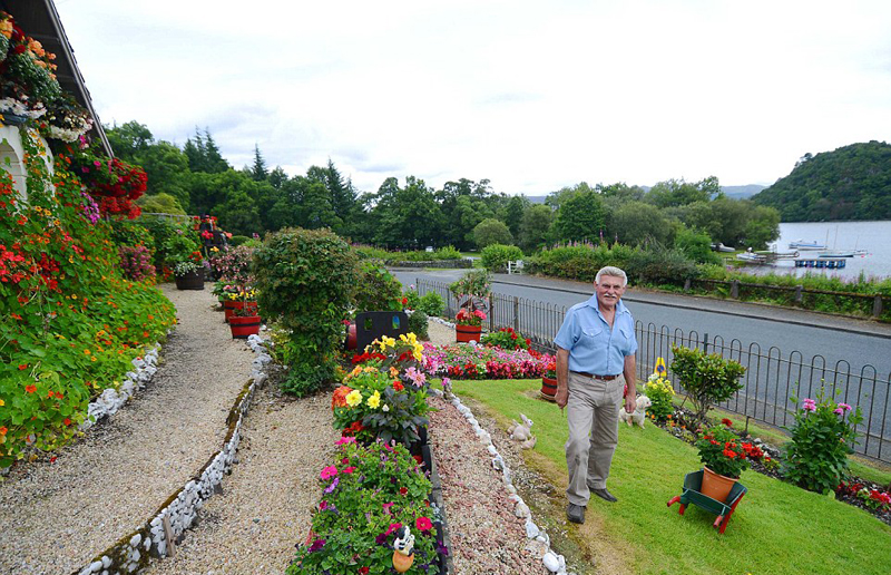 英七旬老人倾心16年打造多彩梦幻花园