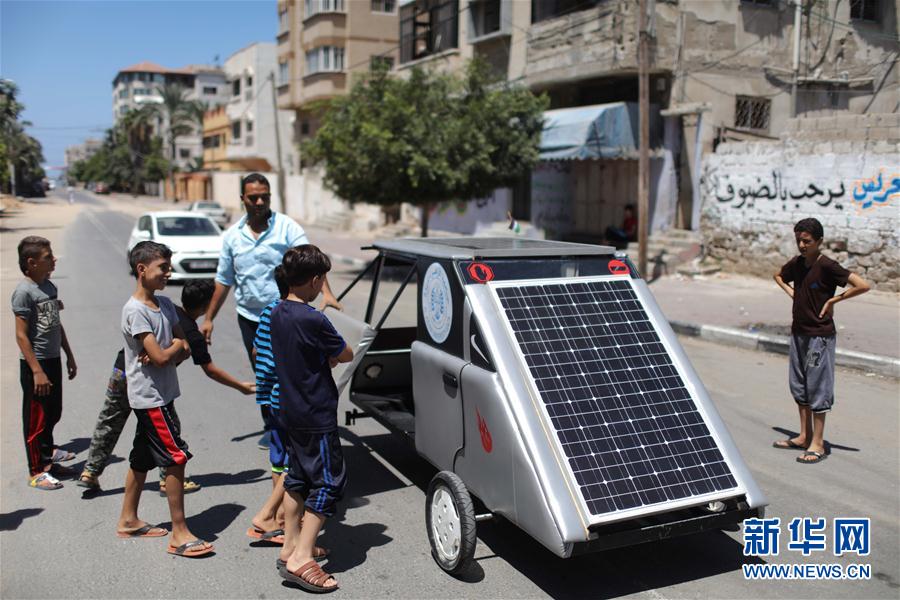 加沙大学生自制当地首辆太阳能电动车(组图)