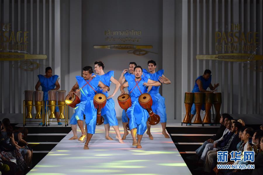 （国际）（2）“泰式织品的演进”时装秀亮相曼谷