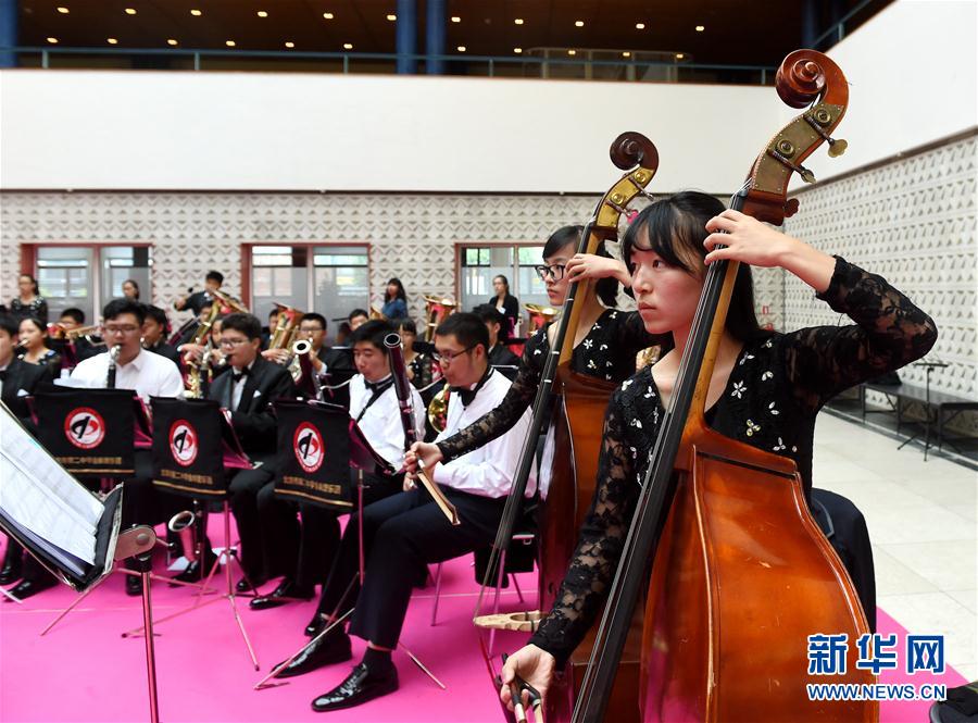 （国际）（1）北京中学生金帆管乐团献艺安徒生国际文化艺术节