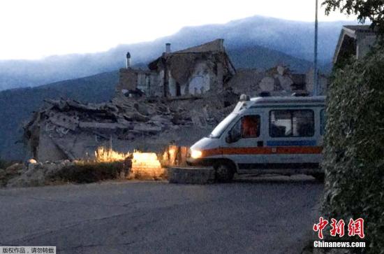 当地时间8月24日凌晨，意大利中部地区发生6级以上地震，首都罗马震感强烈，部分建筑在地震时晃动大约20秒。意大利民防部门称，已经接到房屋倒塌的报告。此次地震震源深度10公里，震中距离拉奎拉市48公里，距离罗马113公里。欧洲-地中海地震中心此前测定地震为6.1级，而美国地质勘探局则称震级为里氏6.2级。图为意大利中部的阿马特里切镇大量房屋倒塌。