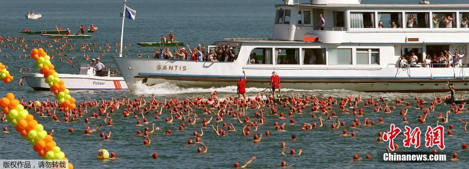 游泳爱好者横渡苏黎世湖 人头攒动场面壮观