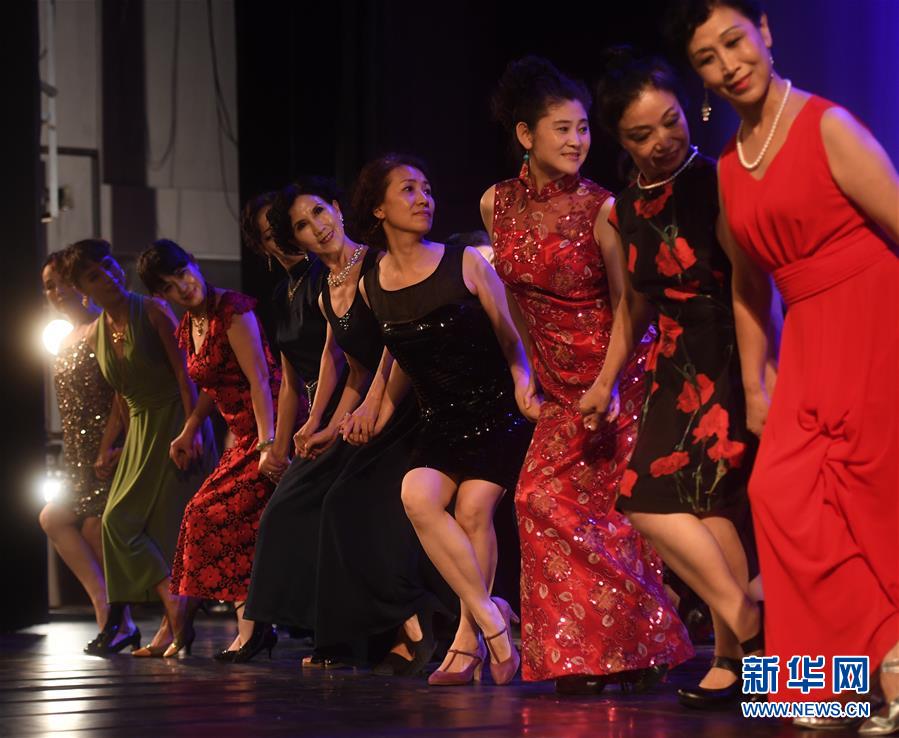 &ldquo;大妈&rdquo;现代舞团成员在开幕式上表演舞蹈《随心舞动》。 