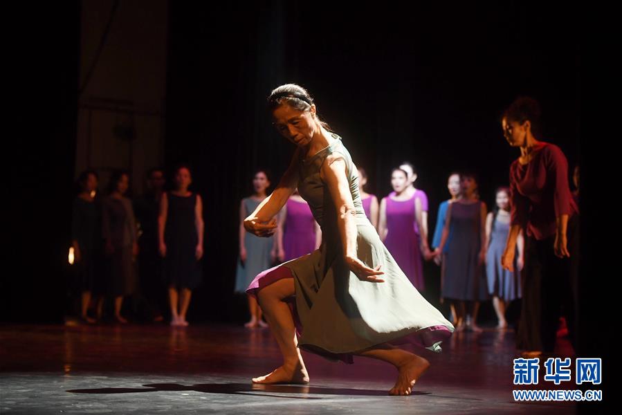&ldquo;大妈&rdquo;现代舞团成员在开幕式上表演舞蹈《随心舞动》。
