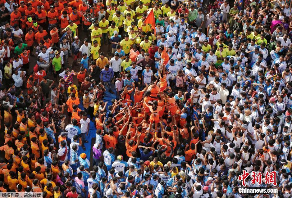 印度民众庆祝建摩斯达密节 叠人塔狂欢