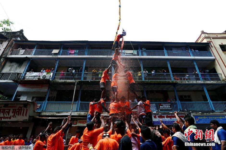 印度民众庆祝建摩斯达密节 叠人塔狂欢