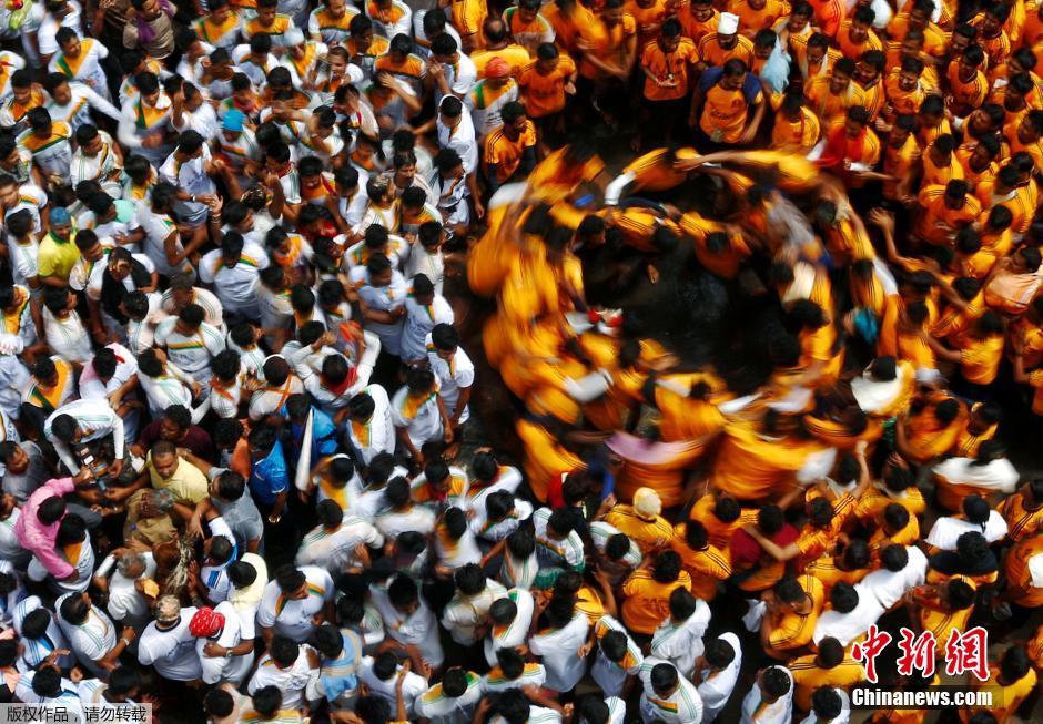 印度民众庆祝建摩斯达密节 叠人塔狂欢