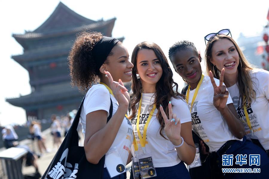 （晚报）（1）新丝路模特亮相西安明城墙