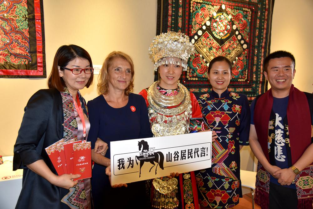 法国文化部长代表、高级专员鲁杰丽（左二）观赏湖南文化展览，并与参展代表合影。李永群摄