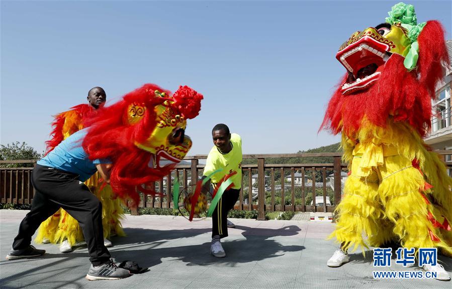 （文化）（1）非洲人在华学舞狮