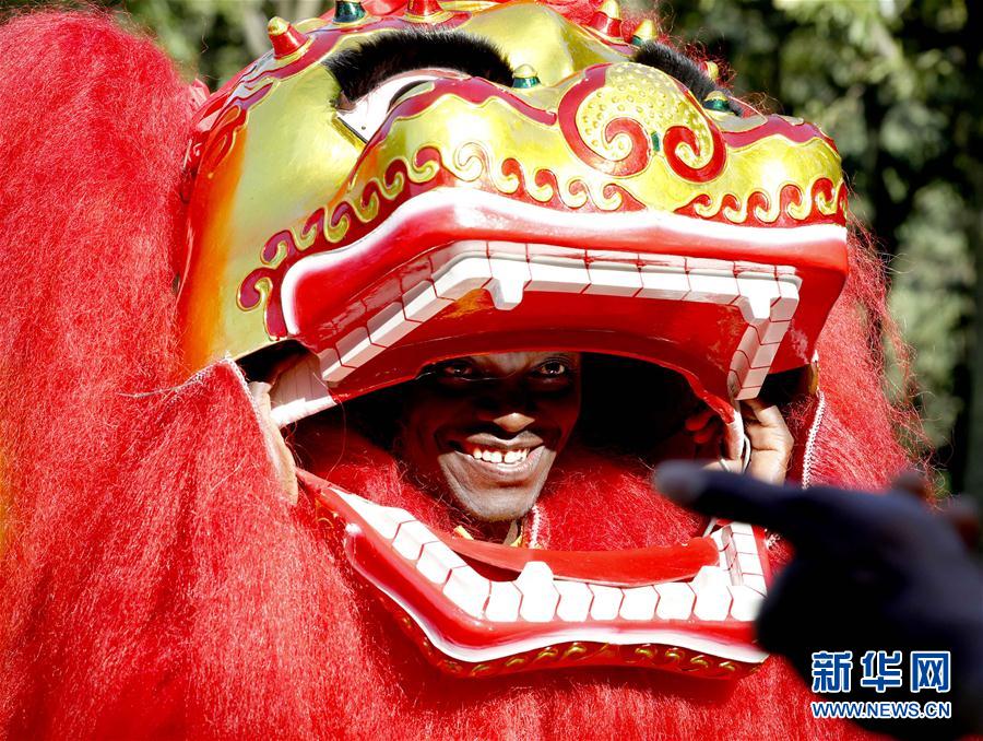 (文化)(2)非洲人在华学舞狮