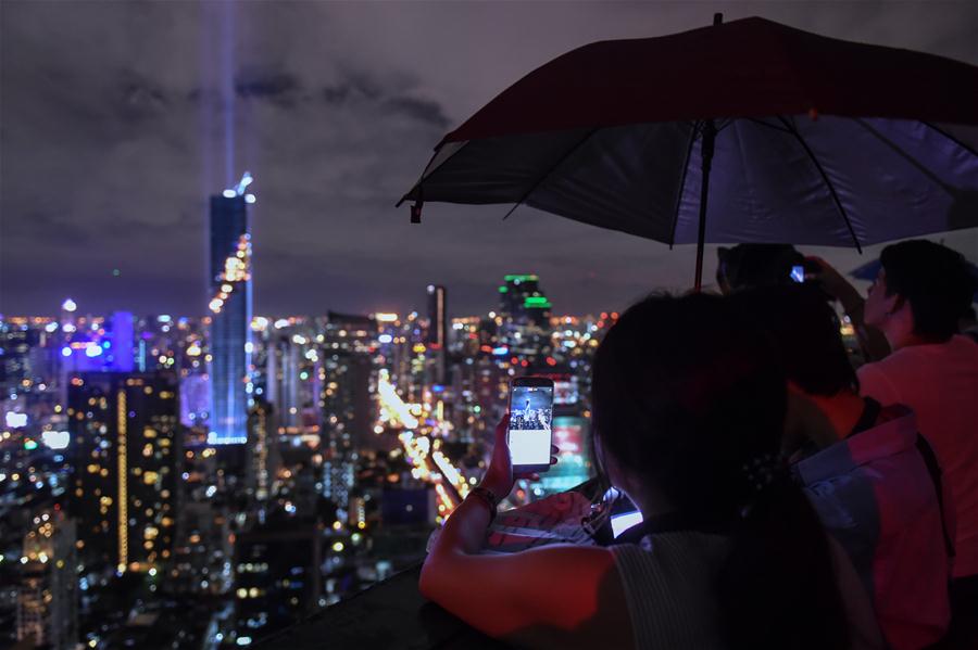 （国际）（4）泰国新第一高楼竣工 举行灯光秀