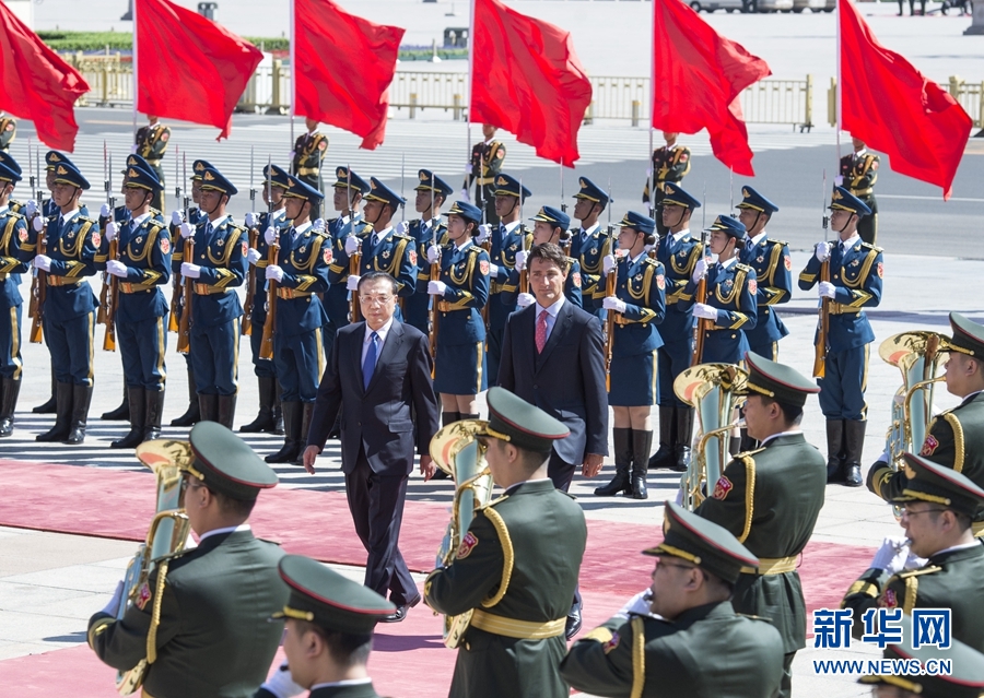 8月31日,中国国务院总理李克强在北京人民大会堂同来华进行正式访问并出席二十国集团领导人杭州峰会的加拿大总理特鲁多举行会谈。这是会谈前,李克强在人民大会堂东门外广场为特鲁多举行欢迎仪式。 新华社记者 王晔 摄 8月31日,中国国务院总理李克强在北京人民大会堂同来华进行正式访问并出席二十国集团领导人杭州峰会的加拿大总理特鲁多举行会谈。这是会谈前,李克强在人民大会堂东门外广场为特鲁多举行欢迎仪式。 新华社记者 王晔 摄