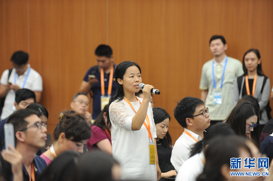 华社记者在G20杭州峰会央行中外记者吹风会上