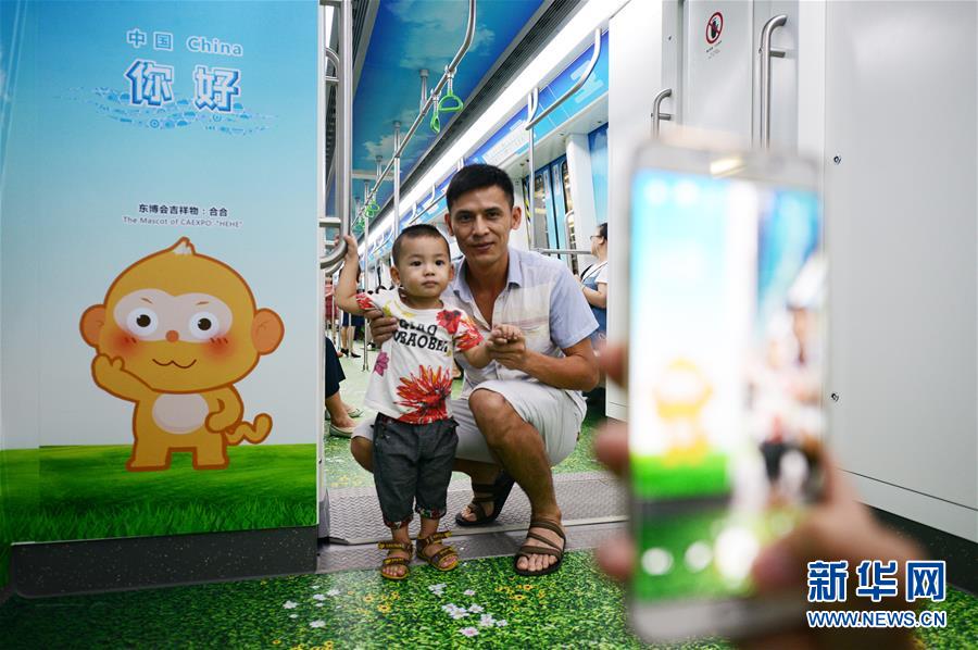 （社会）（3）东博会主题地铁列车亮相南宁