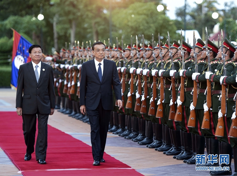 9月8日，国务院总理李克强在万象总理府同老挝总理通伦举行会谈。会谈前，通伦在总理府为李克强举行隆重的欢迎仪式。 新华社记者高洁摄