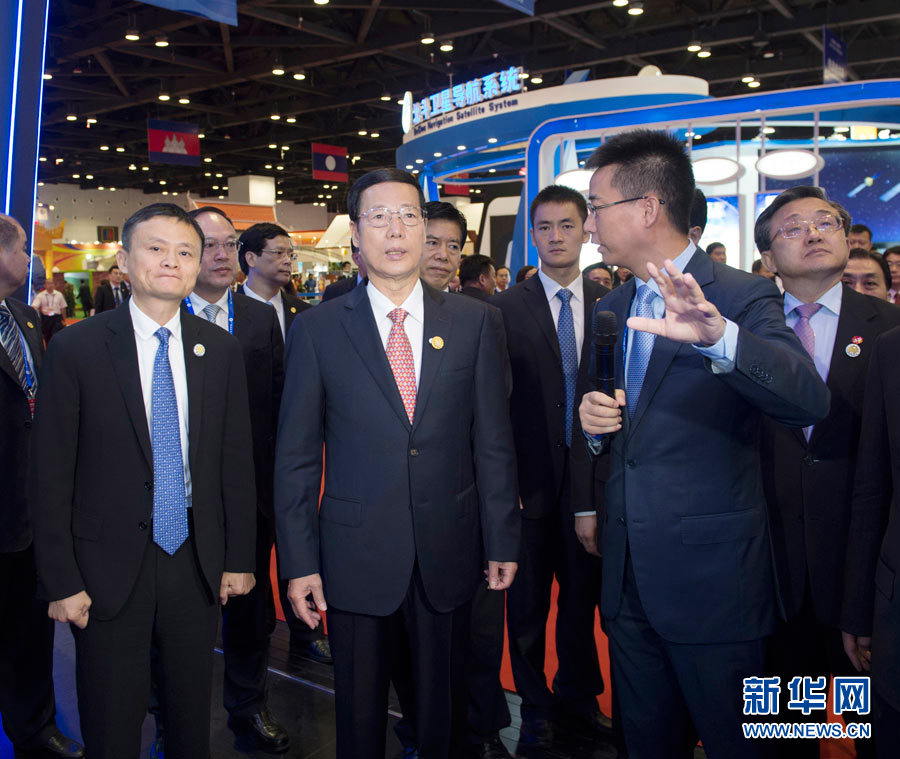 9月11日,第十三届中国—东盟博览会和中国—东盟商务与投资峰会在广西南宁开幕。中共中央政治局常委、国务院副总理张高丽出席开幕式并发表主旨演讲。这是开幕式后,张高丽巡视博览会展馆时在阿里巴巴集团展台了解新技术研发情况。新华社记者 王晔 摄 9月11日,第十三届中国—东盟博览会和中国—东盟商务与投资峰会在广西南宁开幕。中共中央政治局常委、国务院副总理张高丽出席开幕式并发表主旨演讲。这是开幕式后,张高丽巡视博览会展馆时在阿里巴巴集团展台了解新技术研发情况。新华社记者 王晔 摄