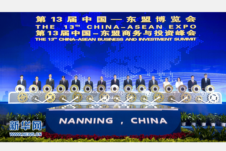 9月11日,第十三届中国—东盟博览会和中国—东盟商务与投资峰会在广西南宁开幕。中共中央政治局常委、国务院副总理张高丽出席开幕式并发表主旨演讲。这是张高丽与出席开幕式的中外嘉宾为博览会揭幕。新华社记者 王晔 摄 9月11日,第十三届中国—东盟博览会和中国—东盟商务与投资峰会在广西南宁开幕。中共中央政治局常委、国务院副总理张高丽出席开幕式并发表主旨演讲。这是张高丽与出席开幕式的中外嘉宾为博览会揭幕。新华社记者 王晔 摄
