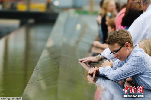 纽约&ldquo;9&middot;11&rdquo;国家纪念博物馆，刻有遇难者姓名的纪念池。