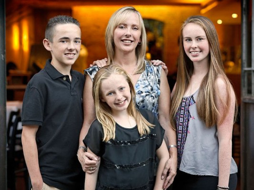 劳伦&middot;麦金泰尔和她的母亲与哥哥姐姐。(图片由珍妮&middot;麦金泰尔提供)