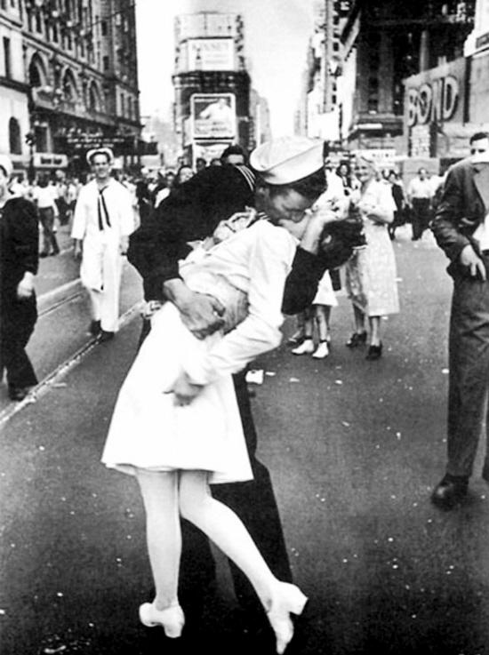 二战经典照片&ldquo;胜利之吻&rdquo;女护士92岁高龄病逝