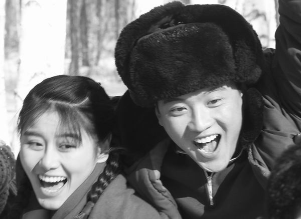 青年时代的冬梅国庆沉浸在欢乐时光中