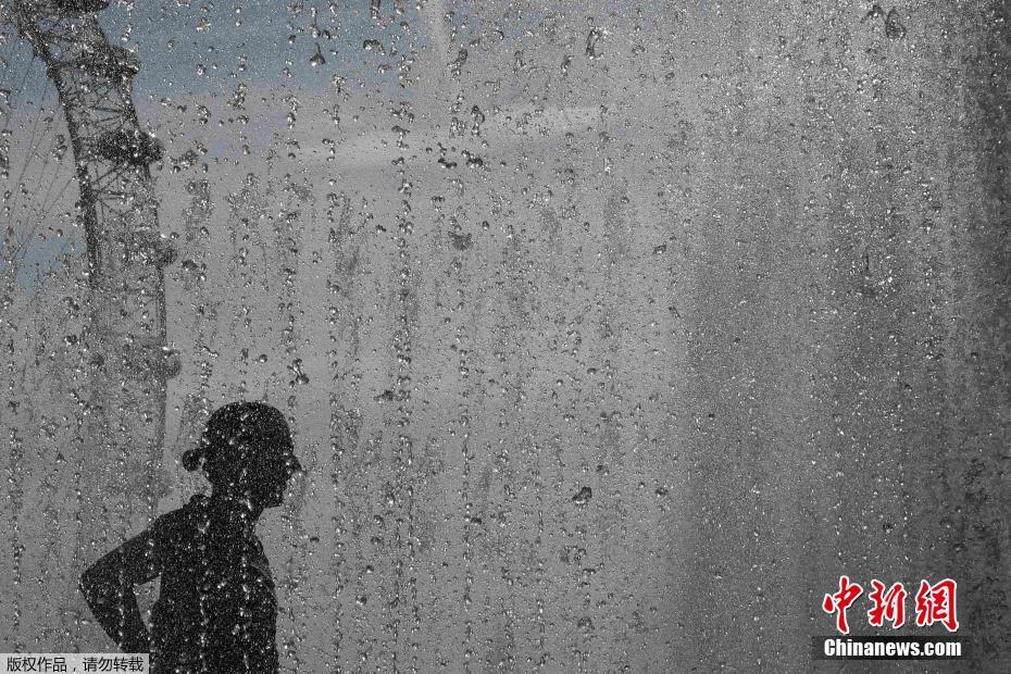 英国遇高温天气 民众喷泉外消暑纳凉(高清组图