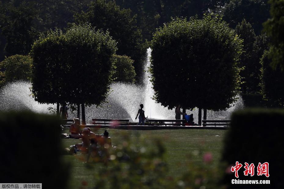 英国遇高温天气 民众喷泉外消暑纳凉(高清组图