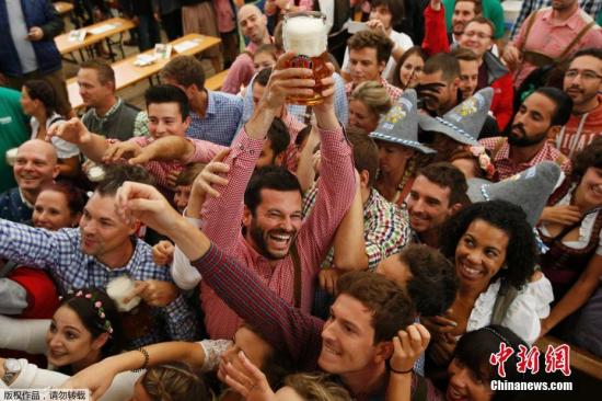 当地时间2016年9月17日,德国慕尼黑,第183届慕尼黑啤酒节在雨中开幕。慕尼黑啤酒节与英国伦敦啤酒节、美国丹佛啤酒节并称世界最具盛名的三大啤酒节,每年大约有六百万人参与。