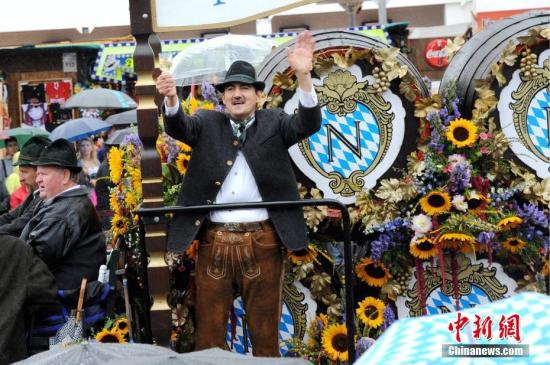 当地时间9月17日,一年一度的慕尼黑啤酒节在德国巴伐利亚州首府慕尼黑拉开帷幕。图为开幕期间,慕尼黑各大啤酒品牌举办的花车游行。 <a target='_blank' href='http://www.chinanews.com/'><p align=