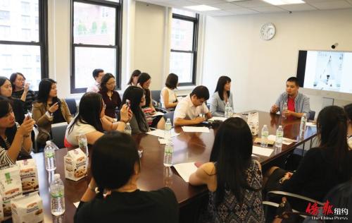 图为马頔在联合国与&ldquo;联合国版&rdquo;《南山南》的改编团队和青年国际职员们交流。(美国《侨报》/管黎明