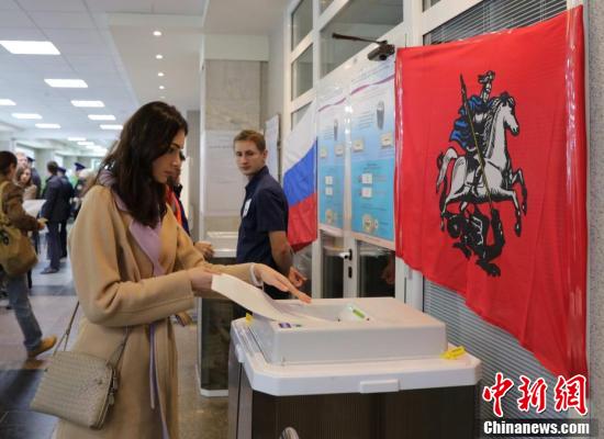 俄民众在投票站登记领取选票 投票选举杜马议员