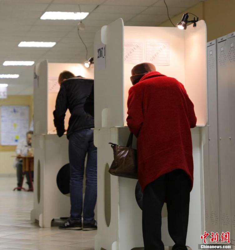 俄民众在投票站登记领取选票 投票选举杜马议员