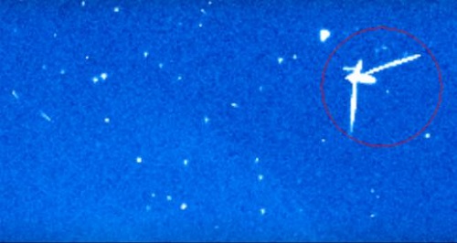 网友认为,这个“四臂不明飞行物”能吸收太阳能量